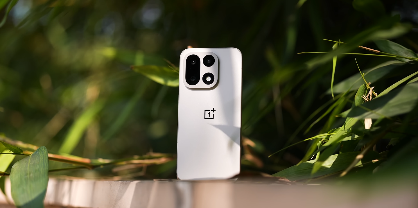 OnePlus 15 vs Apple iPhone SE ultra-premium vs budget flagship contrast