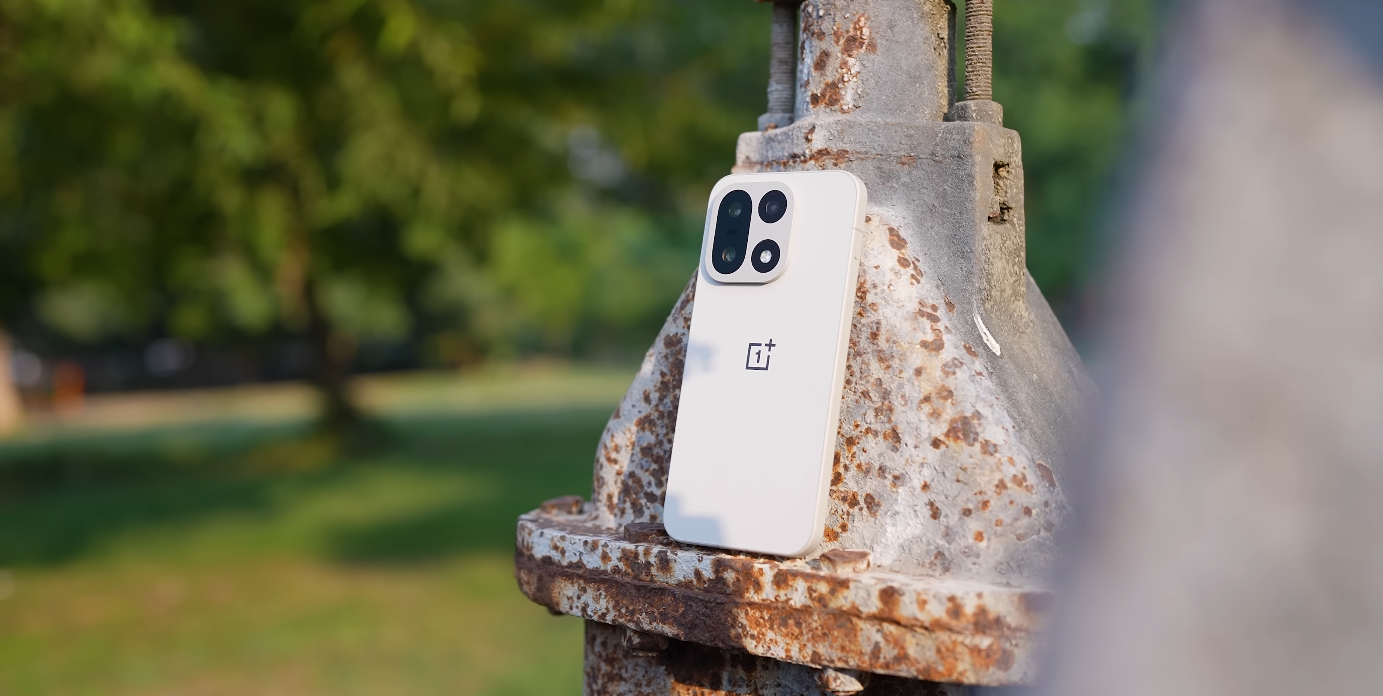 OnePlus 15 vs OPPO Find X9 Pro — design, display and charging compared