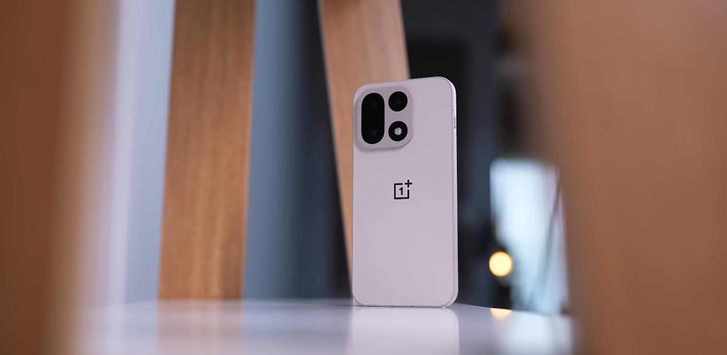 OnePlus 15 vs Samsung Galaxy S25 UK buyers which one should you pick