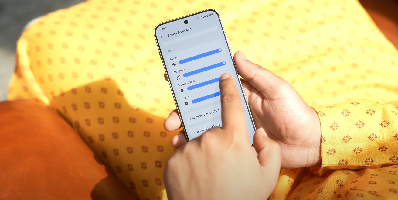 OxygenOS 16 color themes and wallpaper options