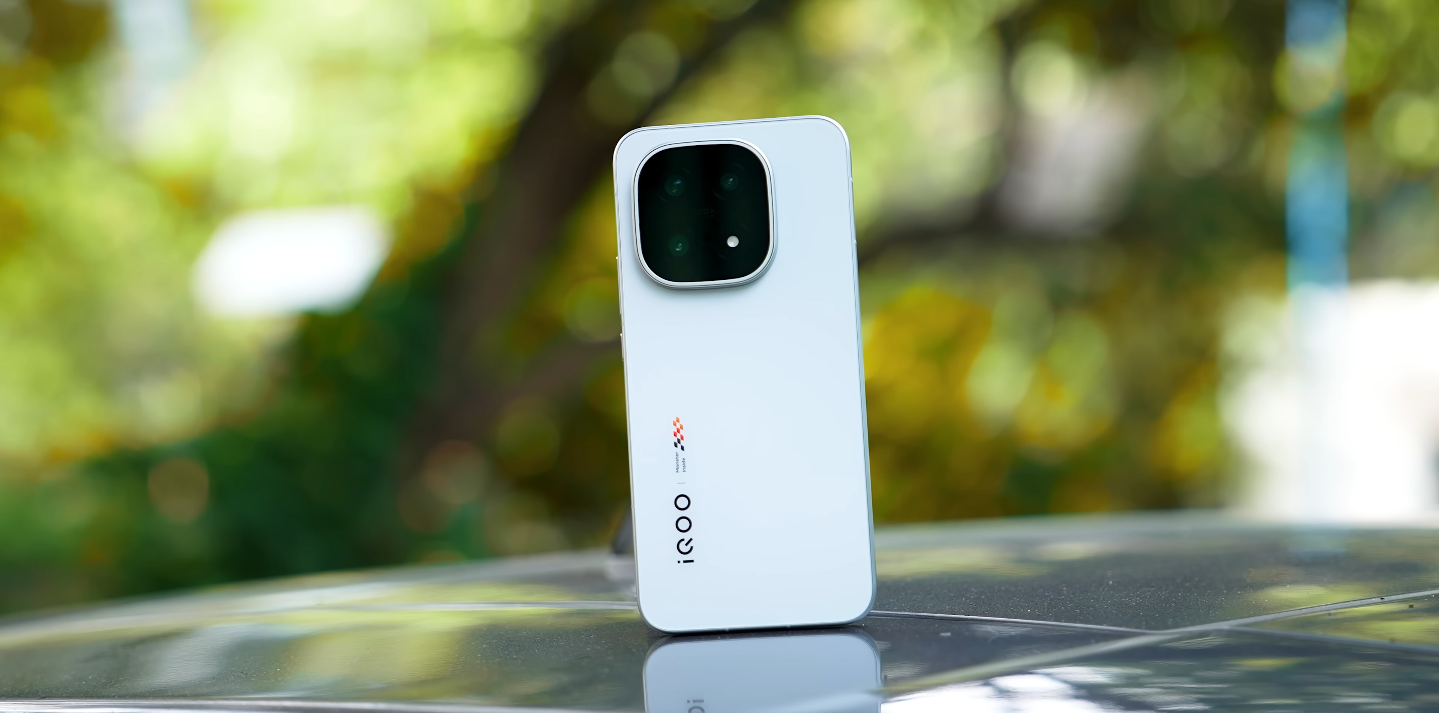 UAE retailers list expected starting price for iQOO 15 at AED 2,125