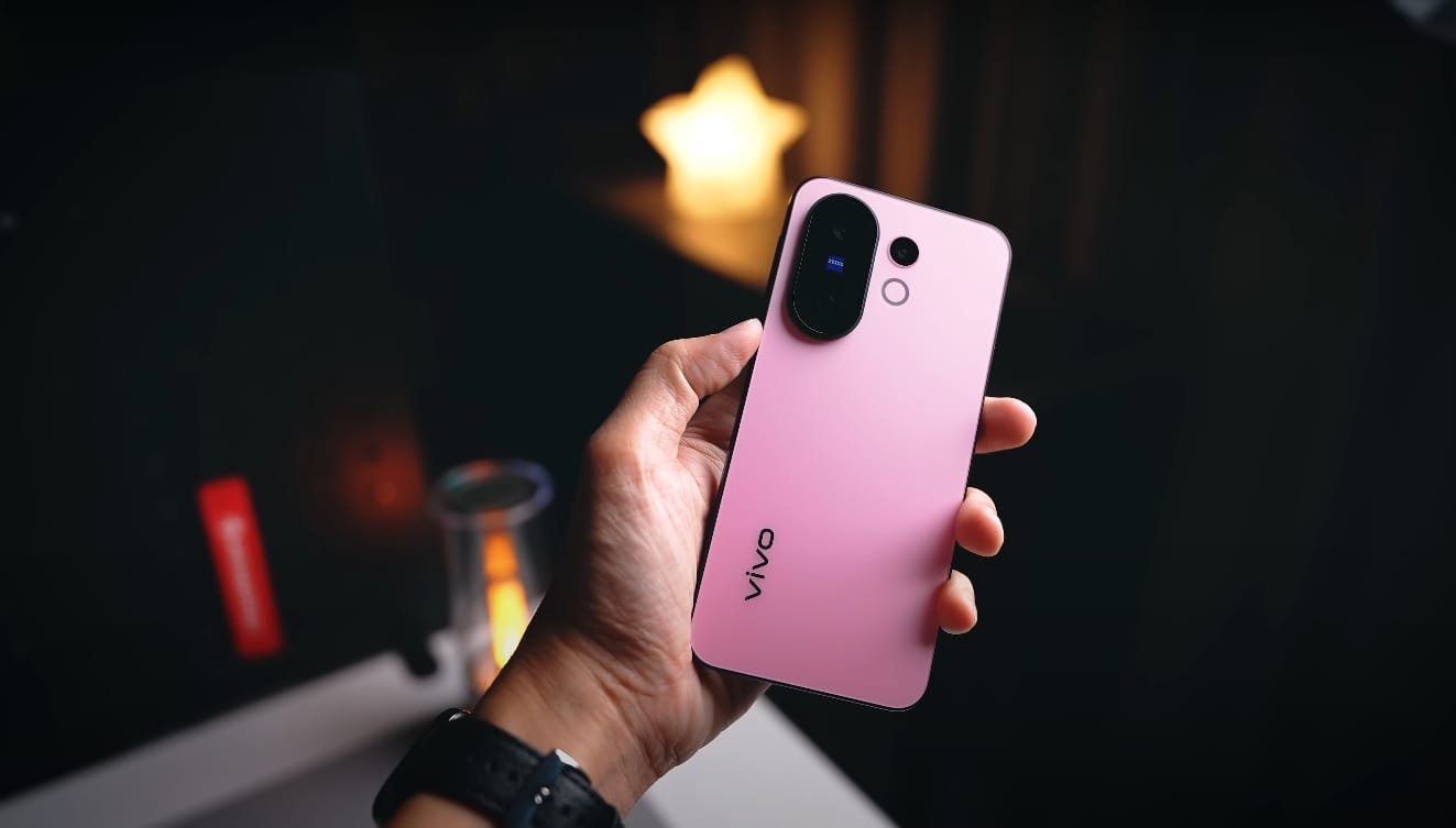 Vivo X200 FE in hand