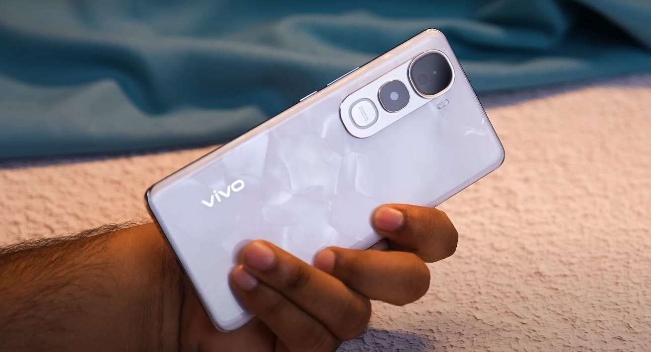Vivo Y400 Pro on hand