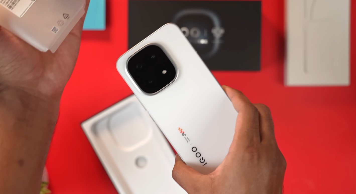 Why British reviewers call iQOO 15 a serious Galaxy rival