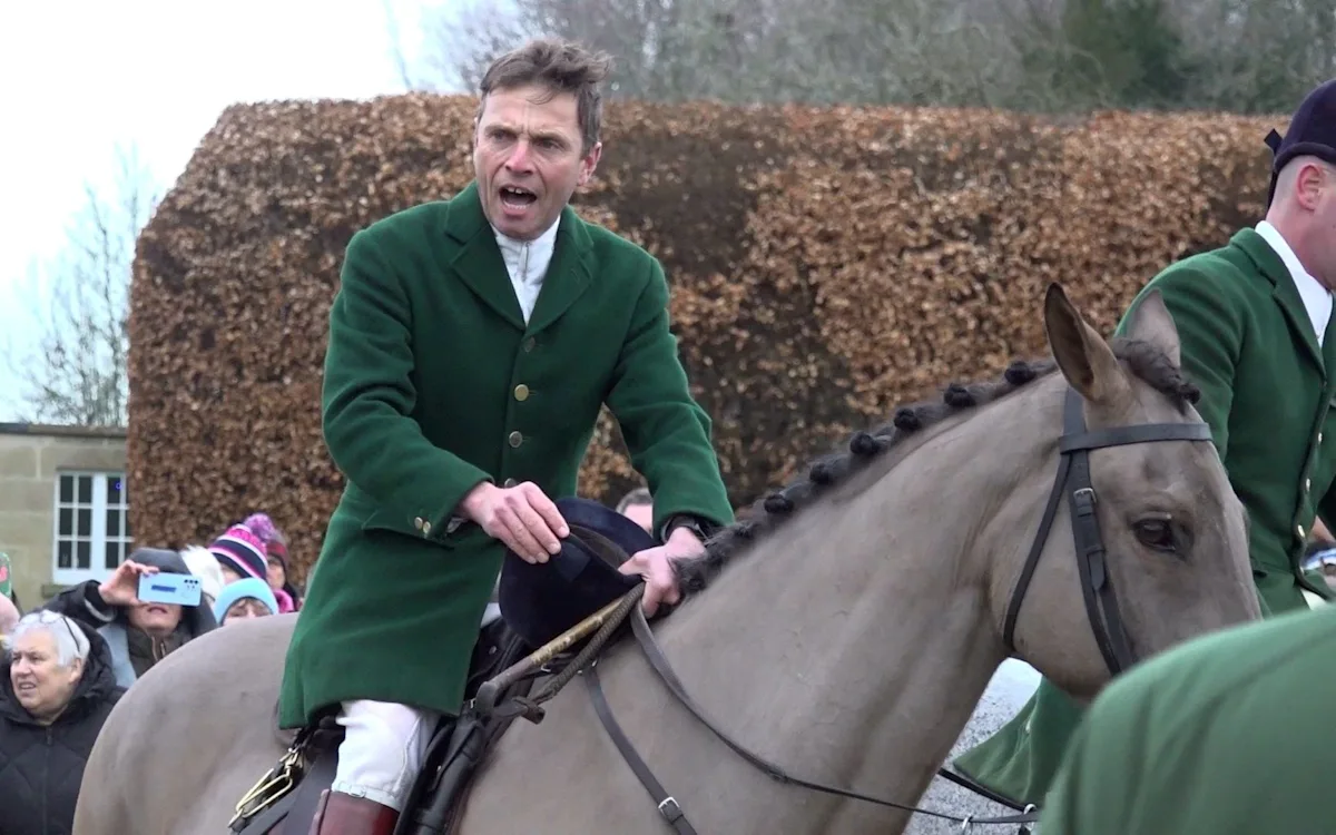 Hunt crowds rally against Labour ban