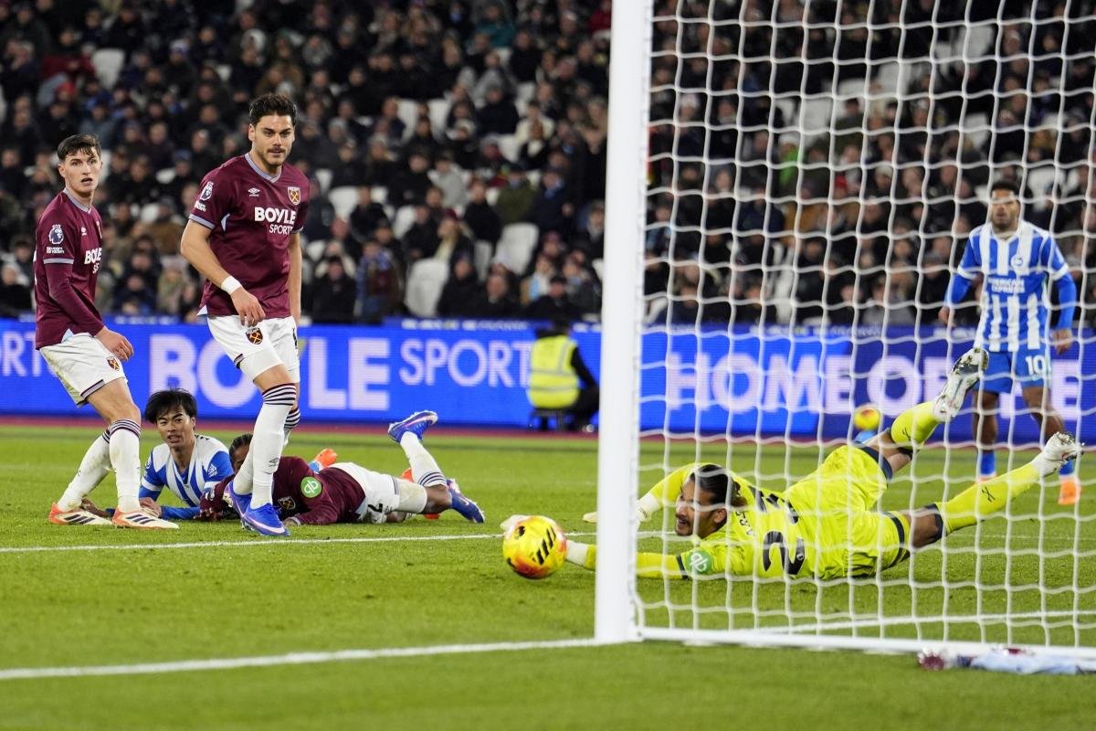 Kaoru Mitoma in action for Brighton