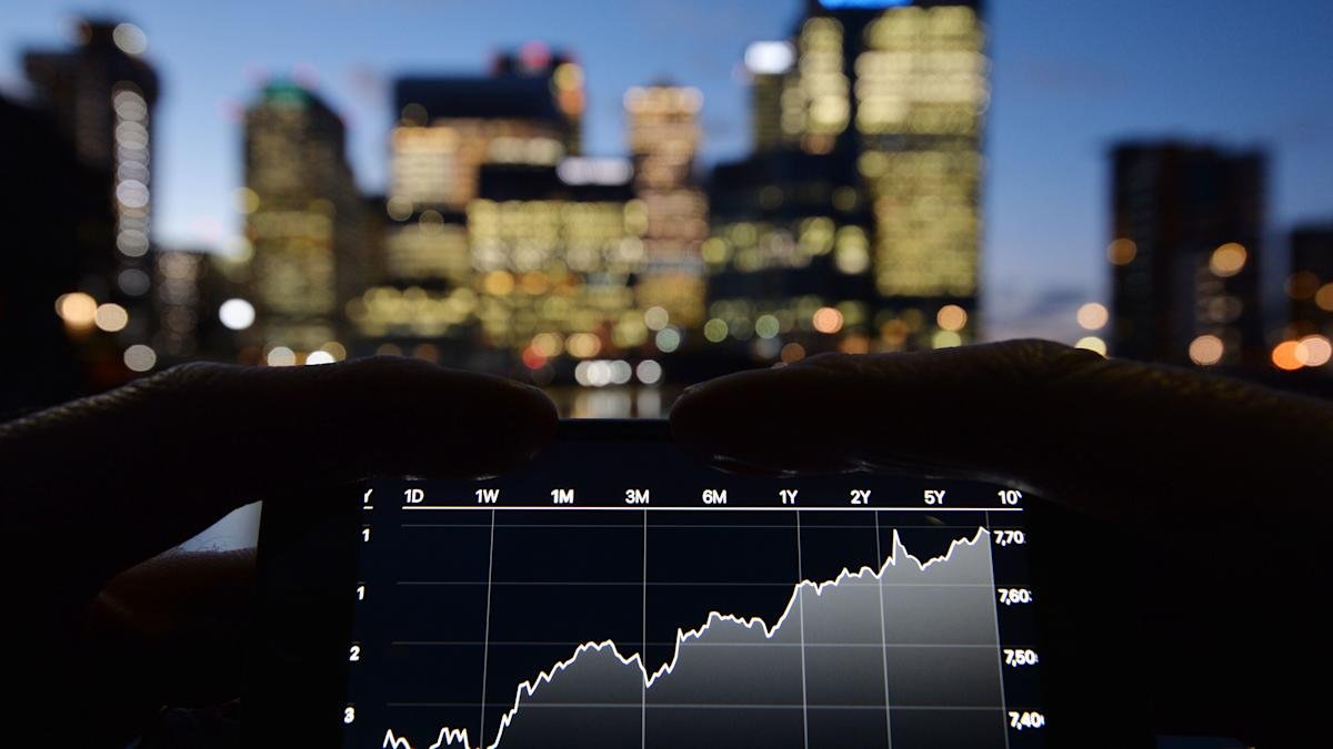 FTSE 100 index surpasses 10,000 milestone