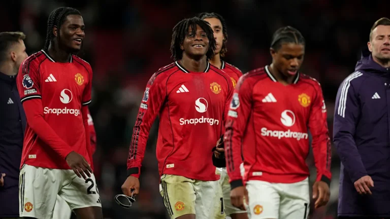 man utd players celebrating their win