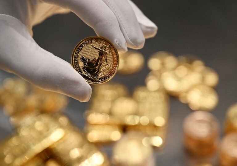 gold prices surge on fed rate cut bets