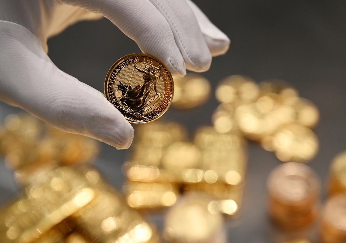 gold prices surge on fed rate cut bets