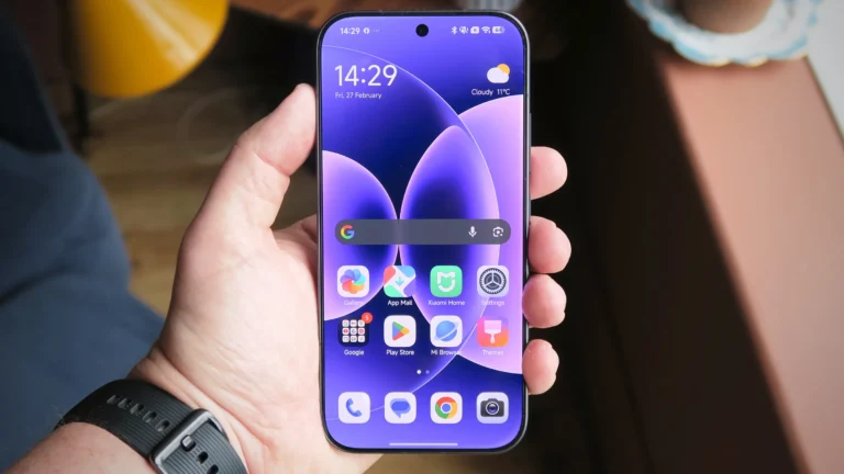 The Xiaomi 18 Pro Max features a stunning 6.9-inch LIPO screen with a wide gamut colour space, perfect for immersive viewing experiences, with a pair of 200Mp cameras for high-quality photography, making it a top choice for UK smartphone users