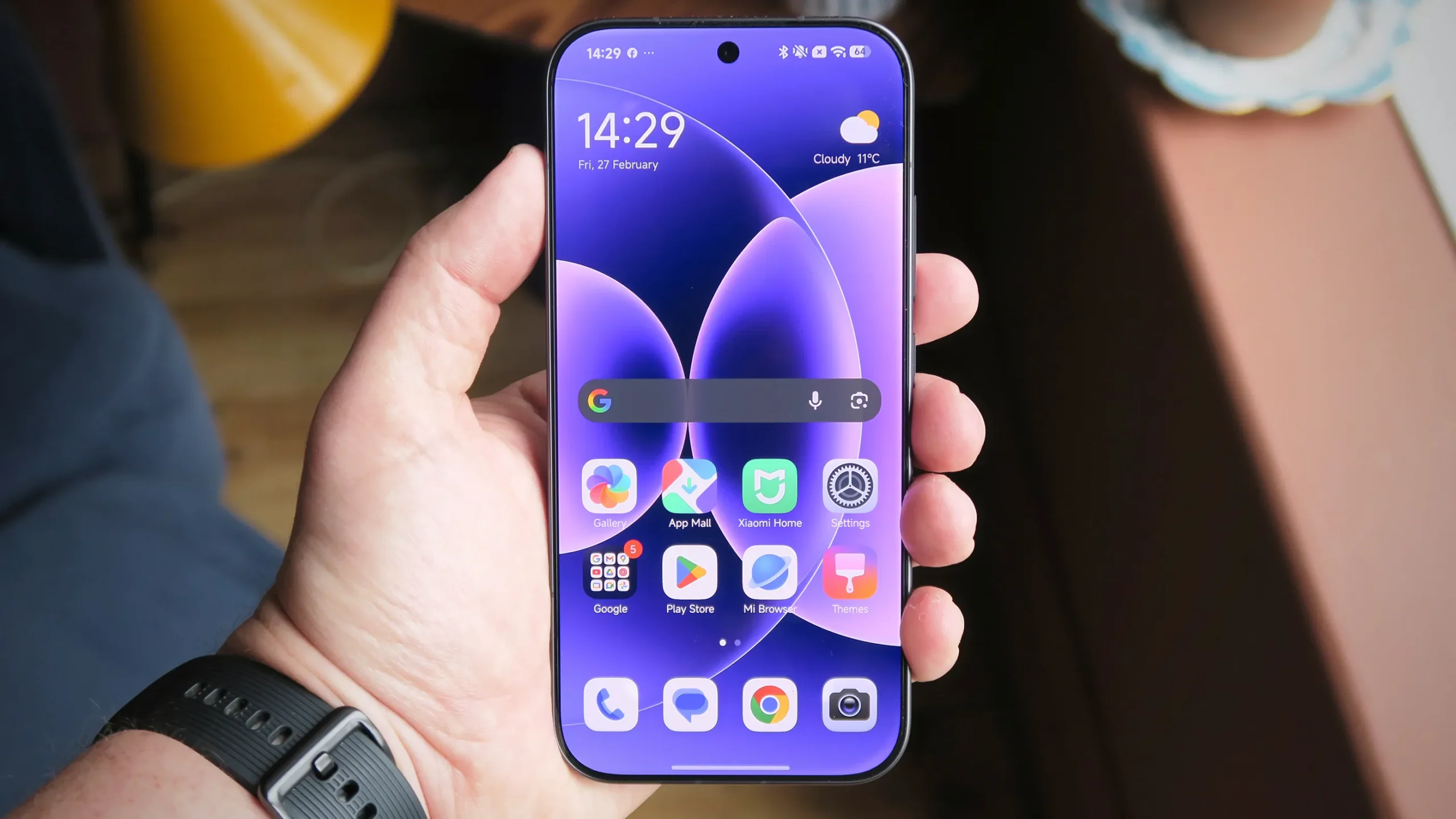 The Xiaomi 18 Pro Max features a stunning 6.9-inch LIPO screen with a wide gamut colour space, perfect for immersive viewing experiences, with a pair of 200Mp cameras for high-quality photography, making it a top choice for UK smartphone users