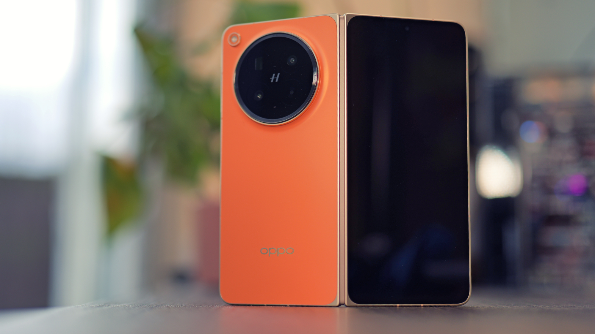 The Oppo Find N6 foldable phone in Stellar Titanium and Blossom Orange colourways, featuring a unique Titanium Flexion Hinge and powerful Qualcomm Snapdragon 8 Elite Gen 5 processor