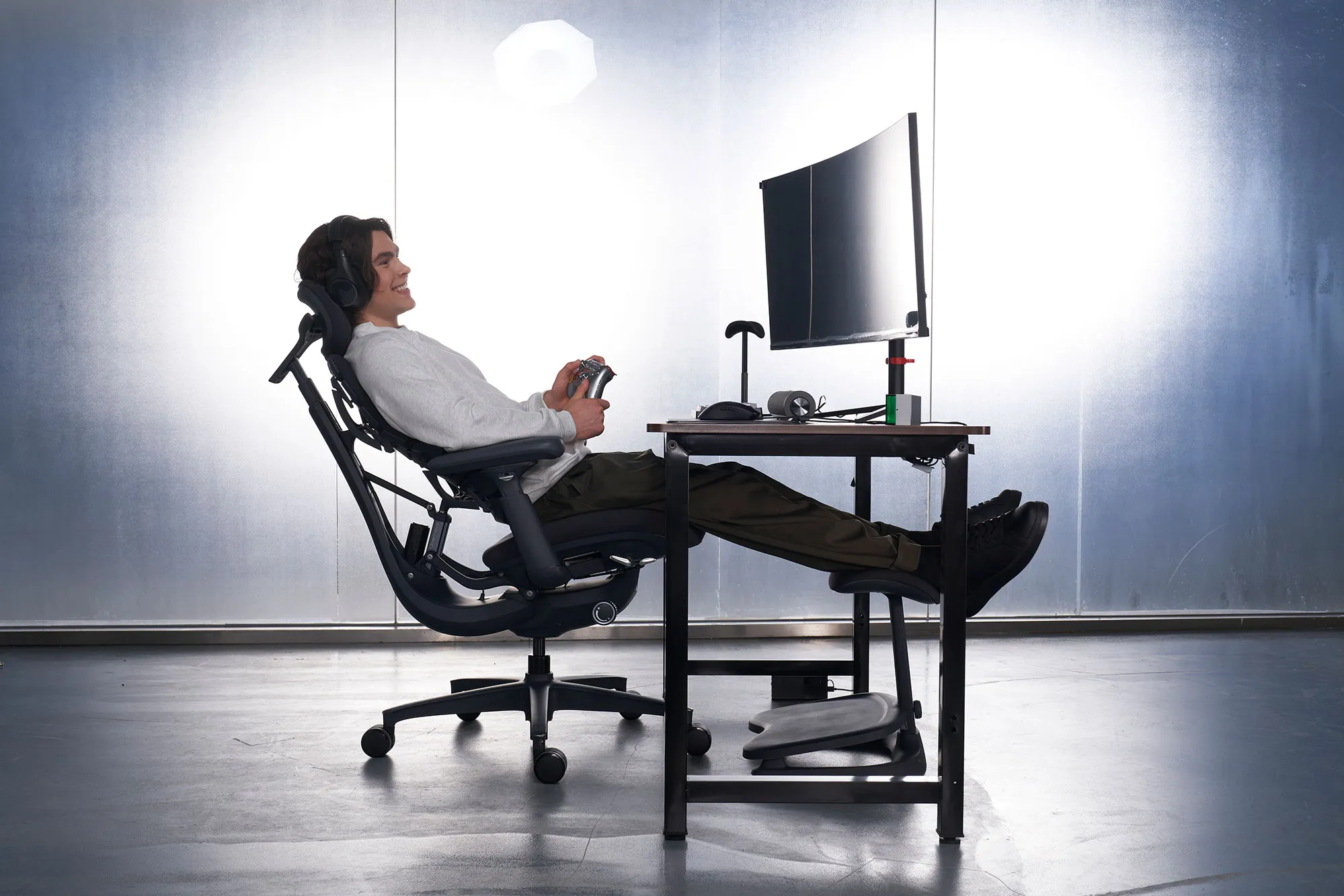 The LiberNovo Omni ergonomic chair, featuring a Bionic FlexFit backrest and OmniStretch spinal stretch system, designed to promote better posture and reduce fatigue for UK programmers and remote workers