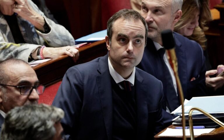 France Budget Crisis Deepens Further