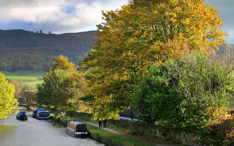 canal boat fire on christmas day
