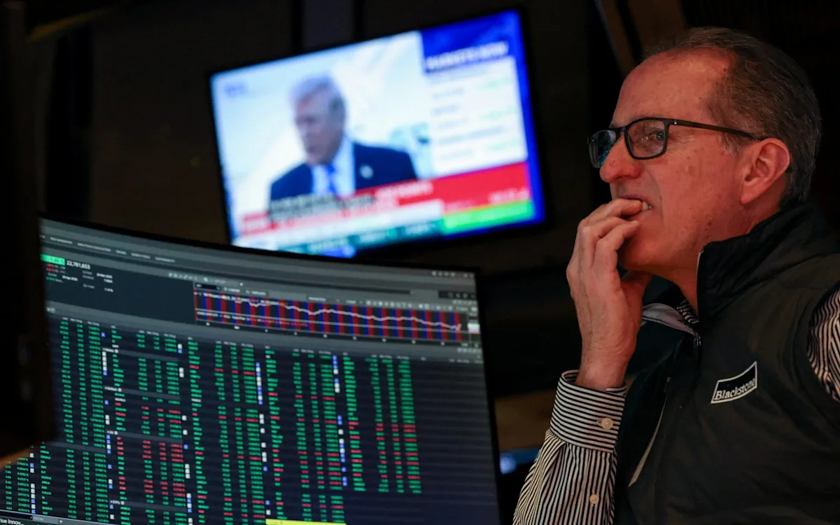 Oil price graph showing a significant increase, with a caption reading 'Half a billion dollars bet on oil minutes before Trump's decision'