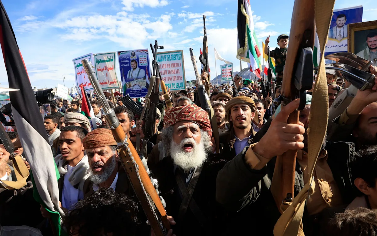 A dramatic image of a military operation in the Middle East, with the Israeli flag and Houthi rebels in the foreground, highlighting the primary keyword 'Houthis' and the region's unstable situation, with the colour of the desert landscape dominating the scene