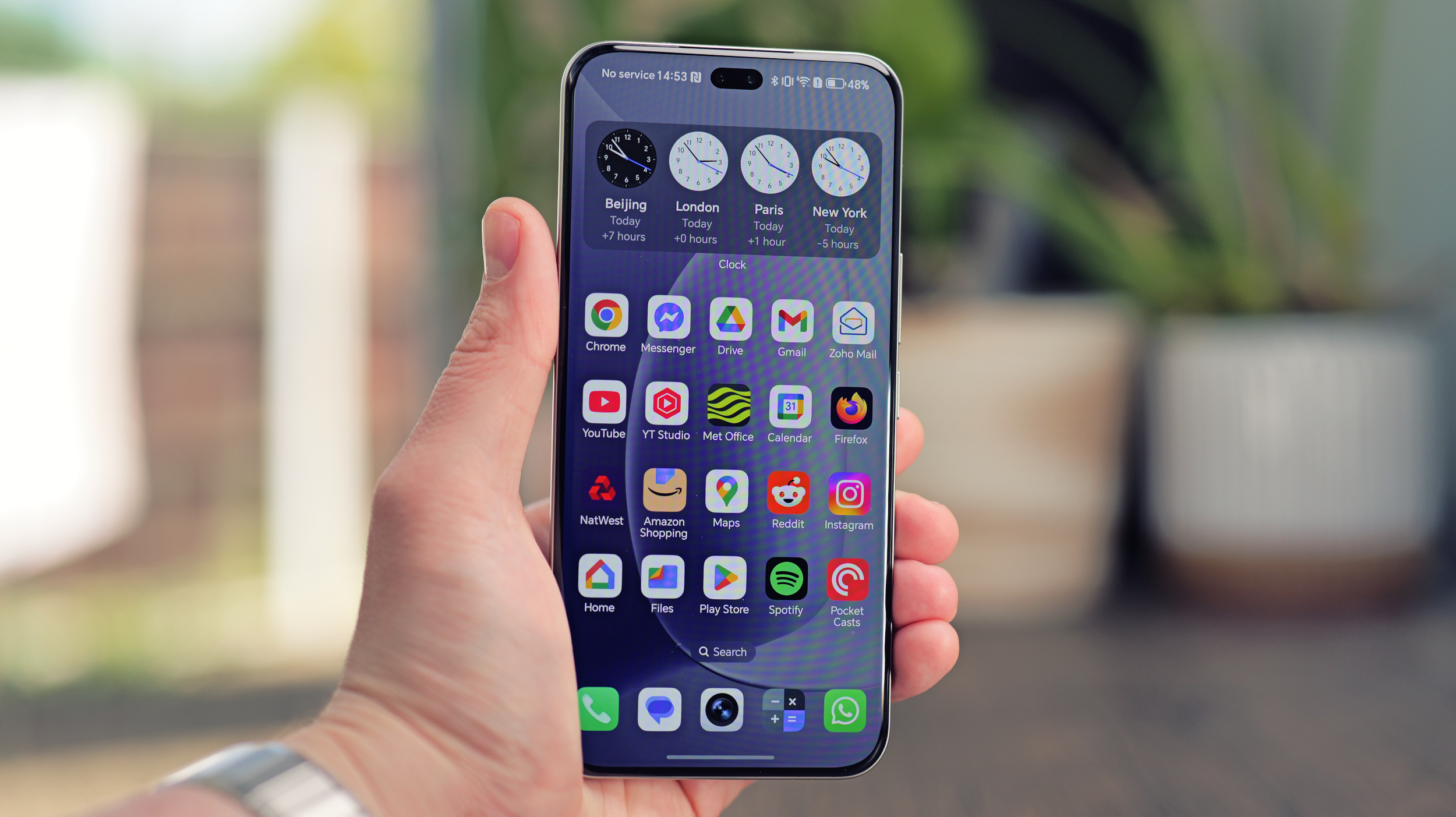 The Honor 600 Pro features a stunning orange colour and a unique camera layout, with a compact hole punch notch and minimal display bezels, showcasing its impressive 200Mp main camera and 9000mAh battery, making it a top contender in the UK smartphone market