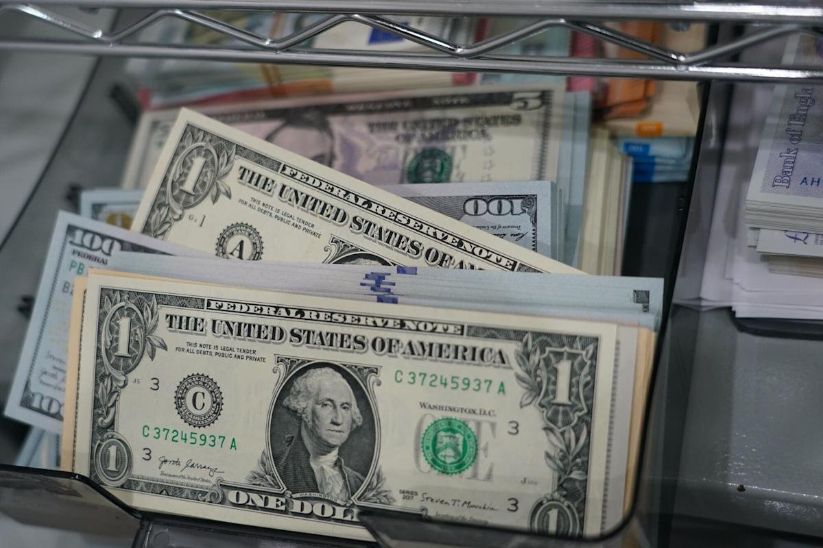 US dollar rises amid Trump turmoil