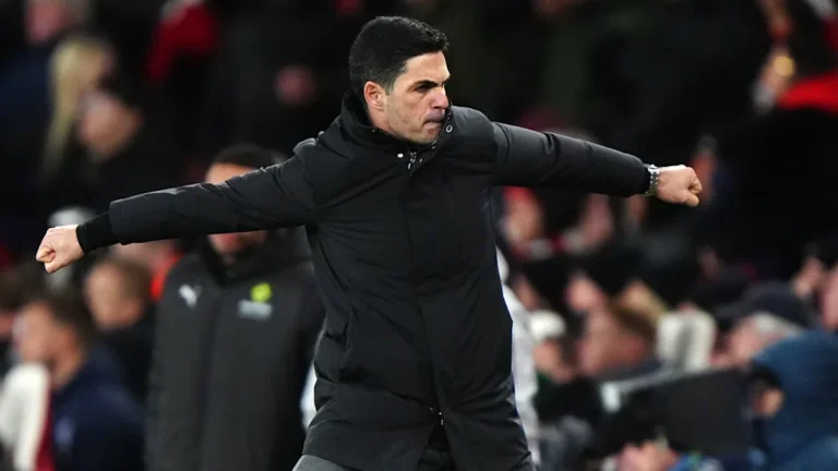 Arsenal players celebrating their win