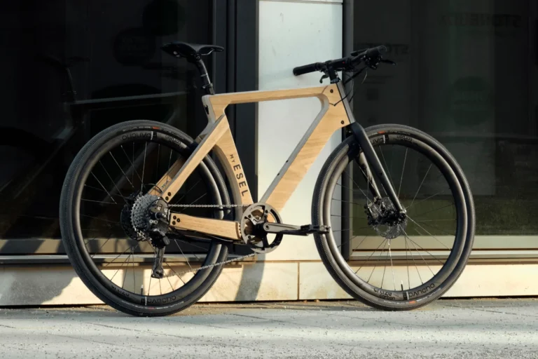 Esel's eUrban electric bike with ash-wood construction and carbon wheels, featuring a rear wheel hub drive and 350 Wh battery, delivering 42 Nm of torque and 80 km of range, perfect for city commuting in the UK