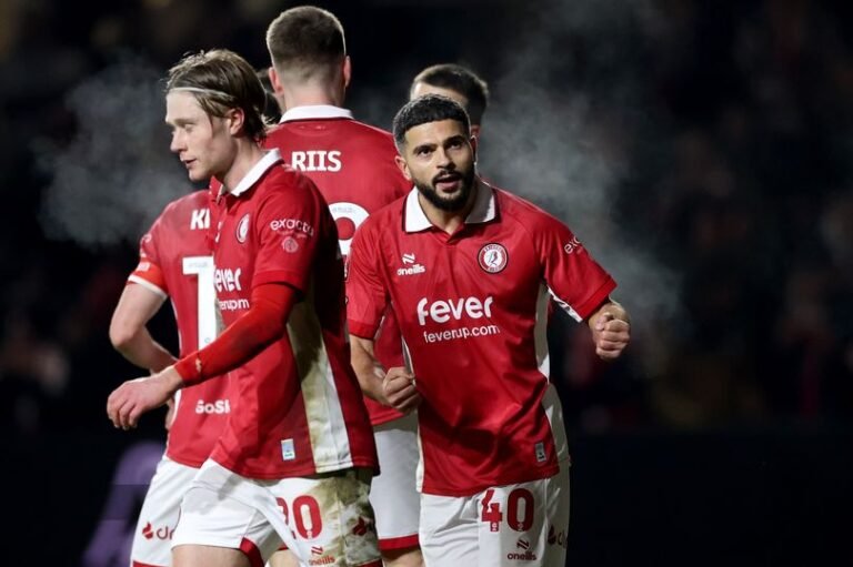 Bristol City players celebrating FA Cup win