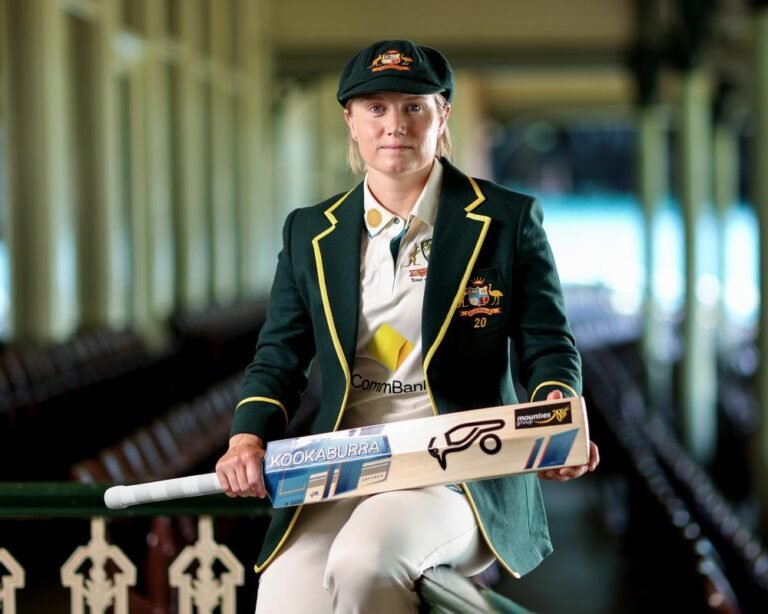 Alyssa Healy in action on the cricket field