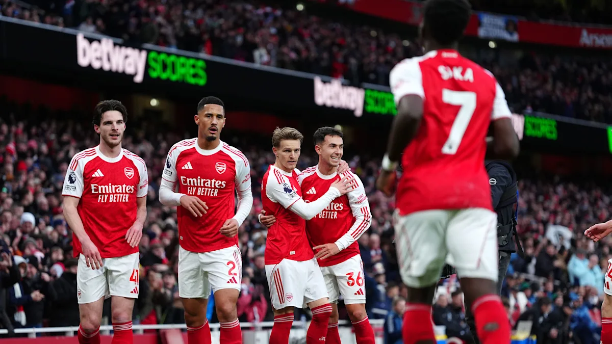 Premier League football action with Liverpool and Wolves players