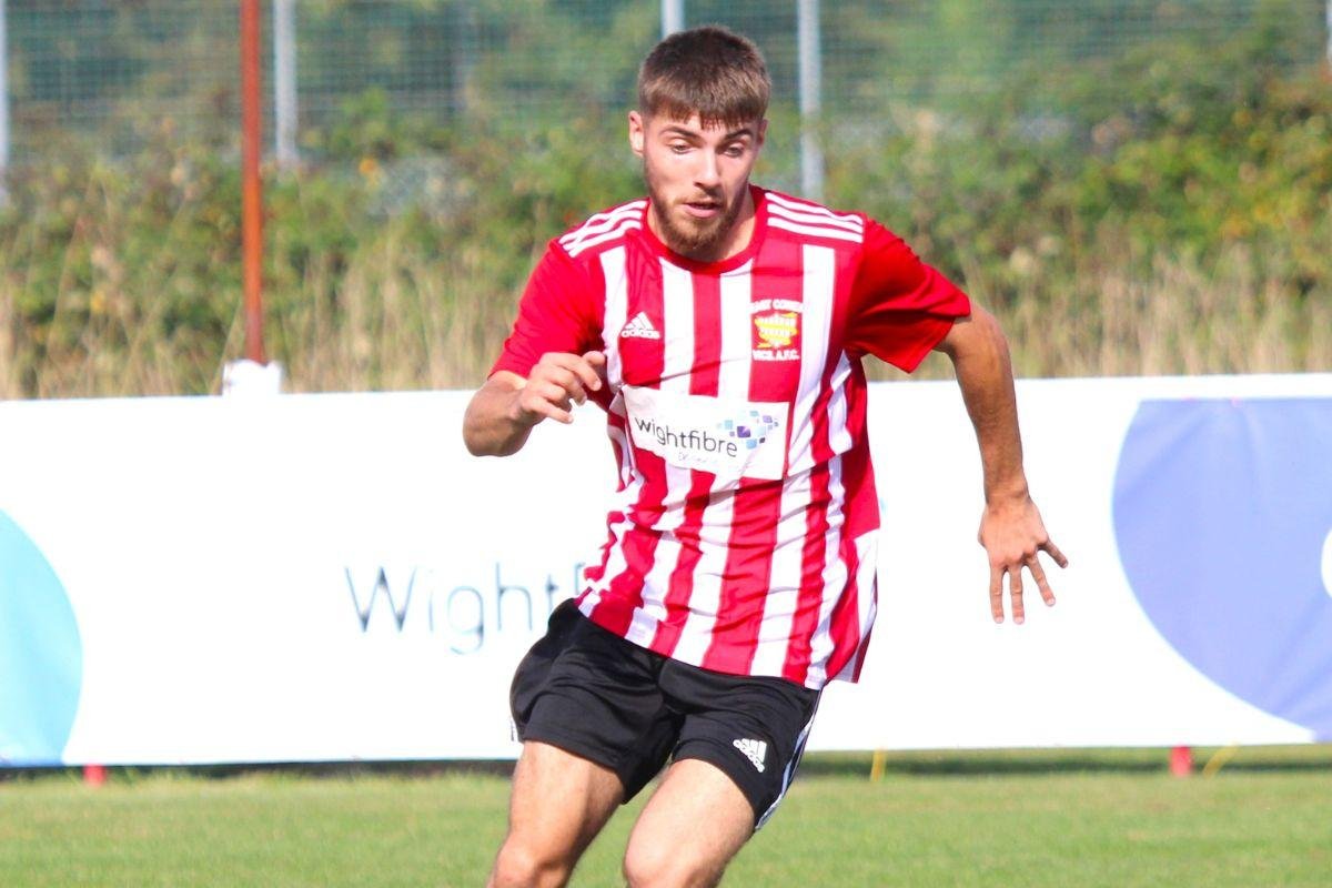 East Cowes Vics in action at Beatrice Avenue