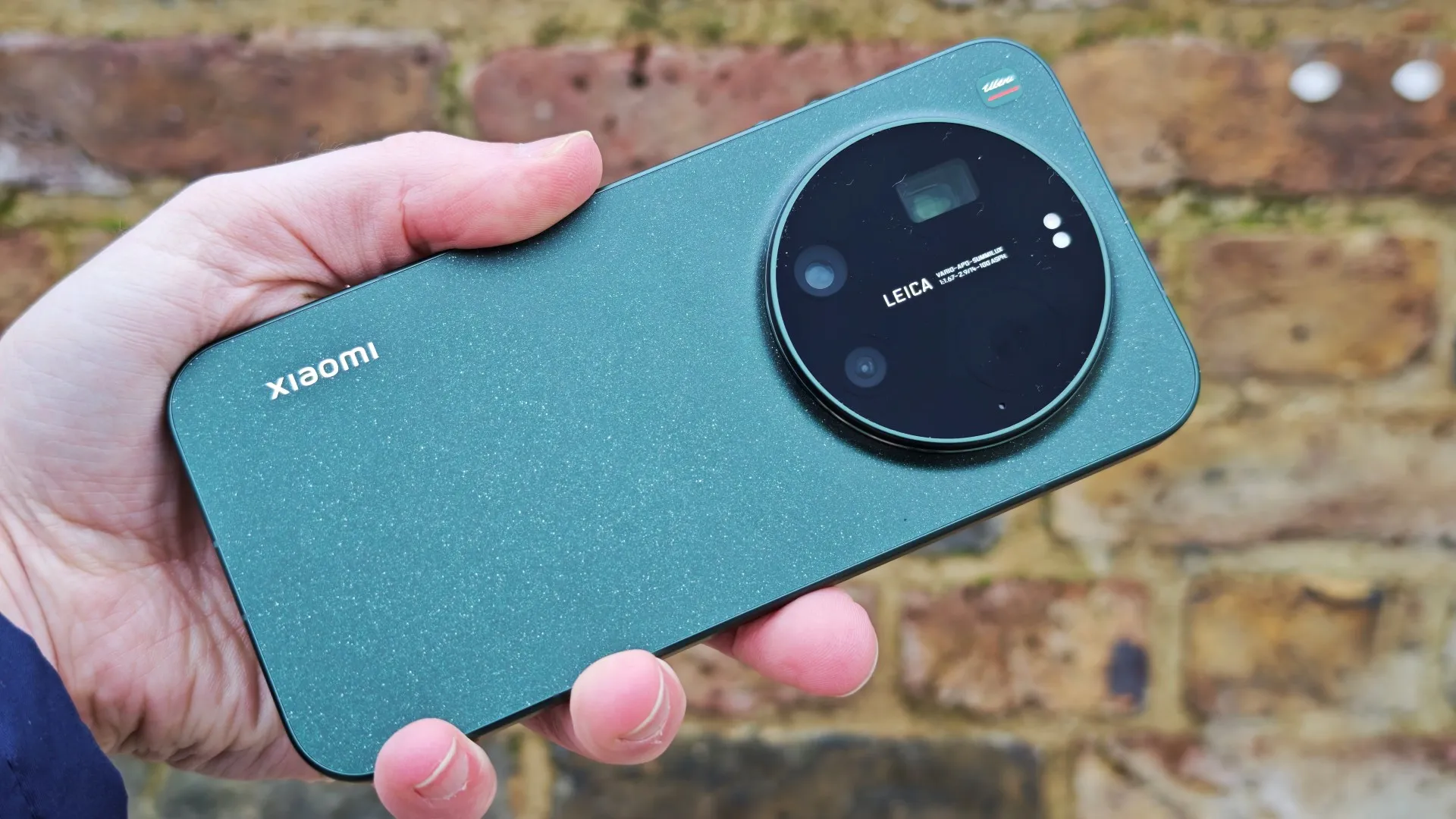 The Xiaomi 17 Ultra features a large, dazzling display and an excellent camera system, making it a great choice for photography enthusiasts in the UK.