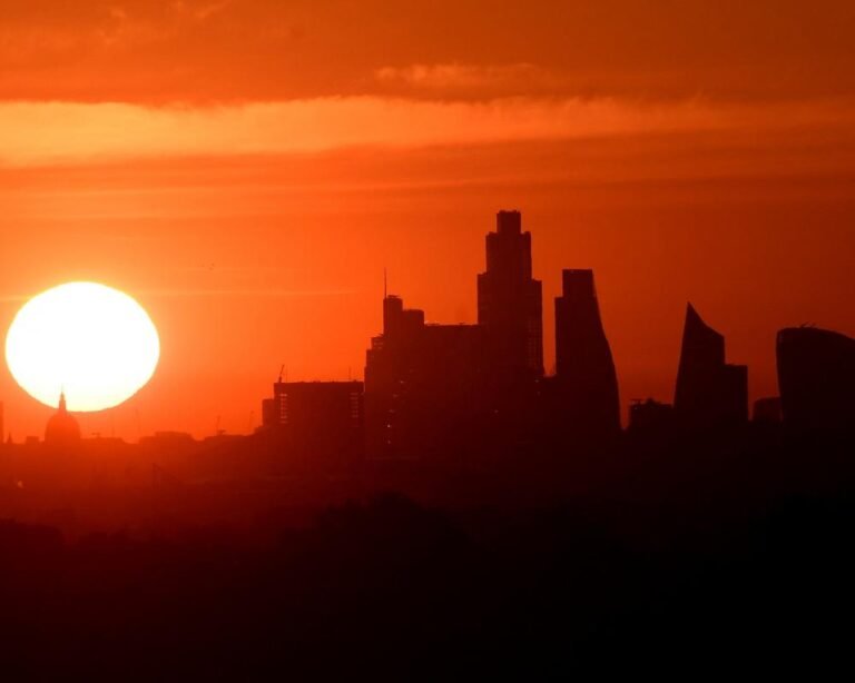 UK economy facing private sector downturn in 2026