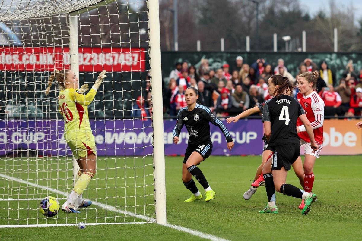 Arsenal players celebrating fa cup win