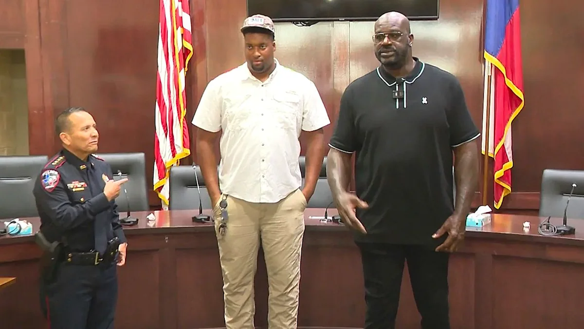 Shaquille O'Neal with Texas police officer