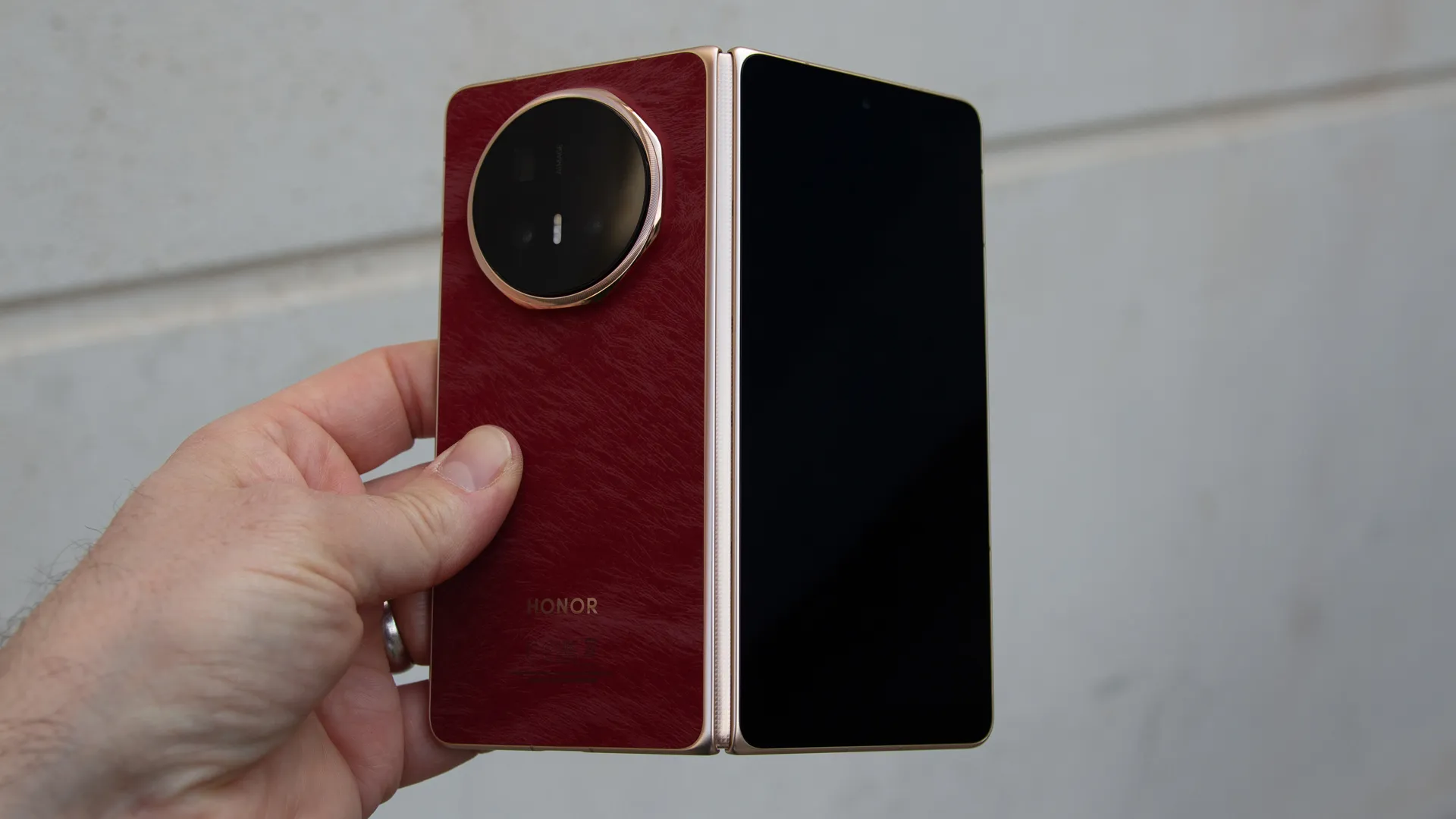 The Honor Magic V6 features a sleek design with a 6.52-inch outer display and a 7.95-inch inner foldable display, both with 120Hz refresh rates, and a 6660mAh battery with 80W wired and 66W wireless charging, making it a top contender in the UK smartphone market