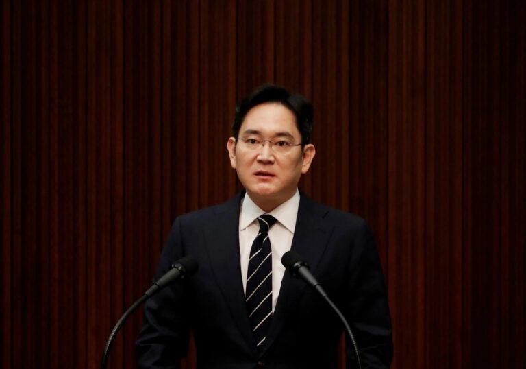 Samsung's Chairman, Lee Jae-yong, warns executives not to get complacent after a record profit, with the memory crisis being a key factor in the company's success, as Samsung looks to restore its competitiveness in the market