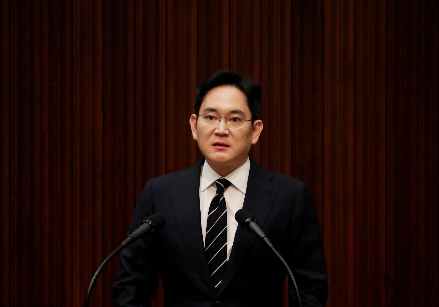 Samsung's Chairman, Lee Jae-yong, warns executives not to get complacent after a record profit, with the memory crisis being a key factor in the company's success, as Samsung looks to restore its competitiveness in the market