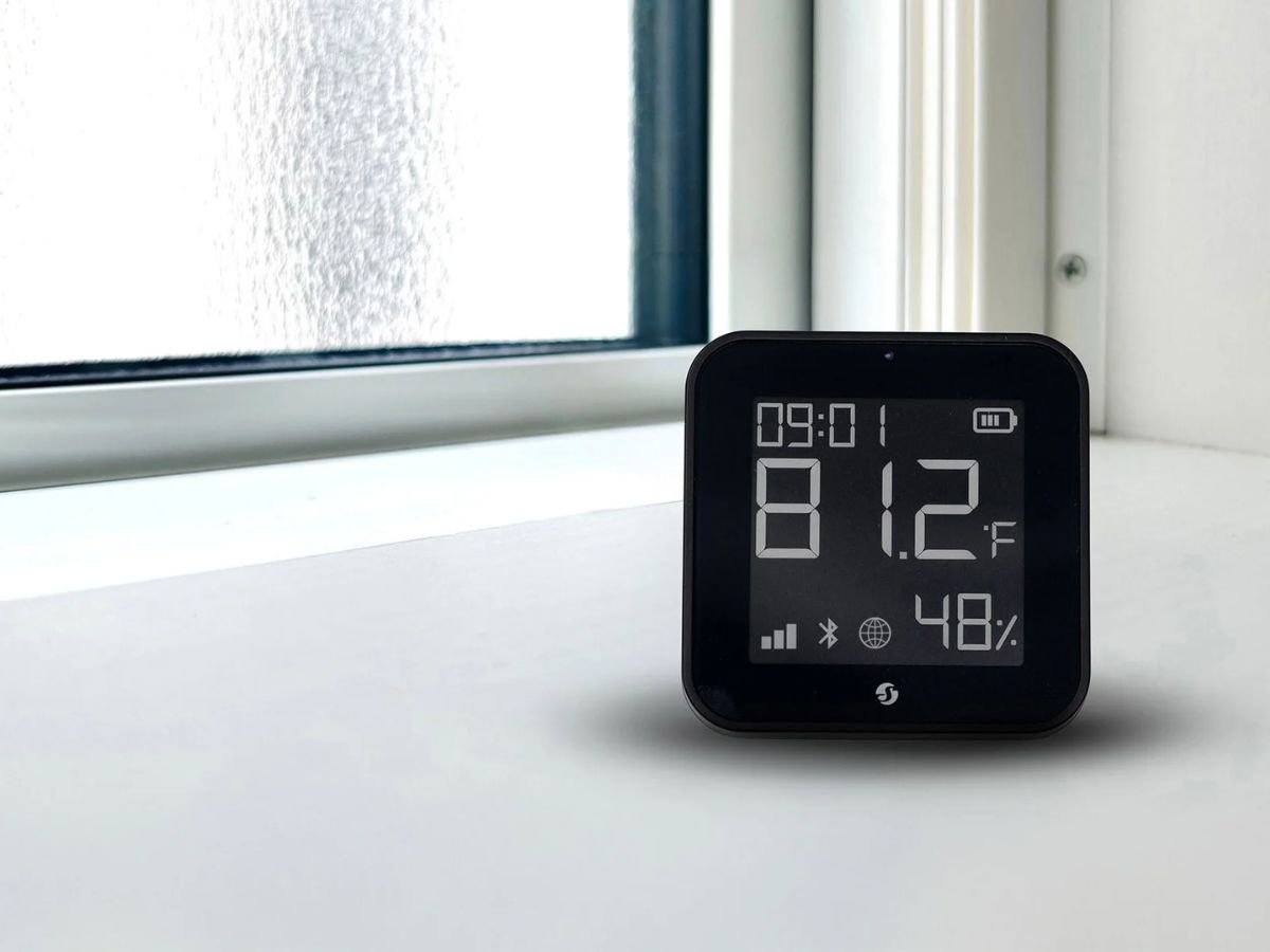 The Shelly BLU H&T Display ZB smart sensor with display, showing temperature and humidity levels on its integrated e-paper display, is a game-changer for smart home enthusiasts, offering a unique combination of style, functionality, and innovative features, including voice command support and dual connectivity.