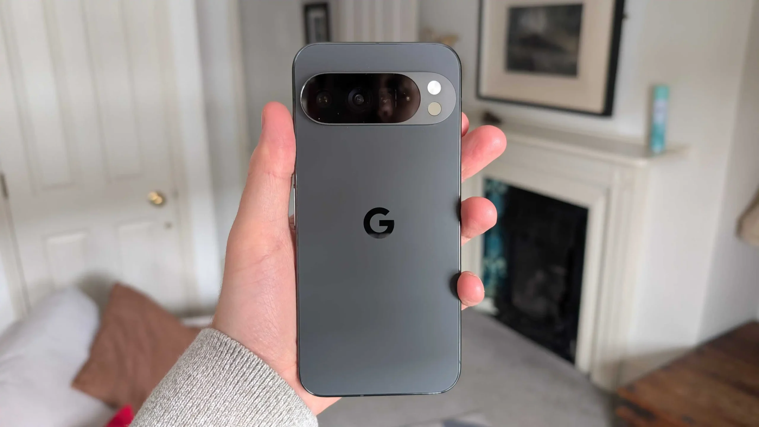 The Pixel 10 Pro XL's stunning display and exceptional camera make it a top choice for UK users, with its point-and-shoot photography experience and top-class build quality, making it a perfect blend of hardware and software, available in the UK with a one-year warranty and competitive pricing