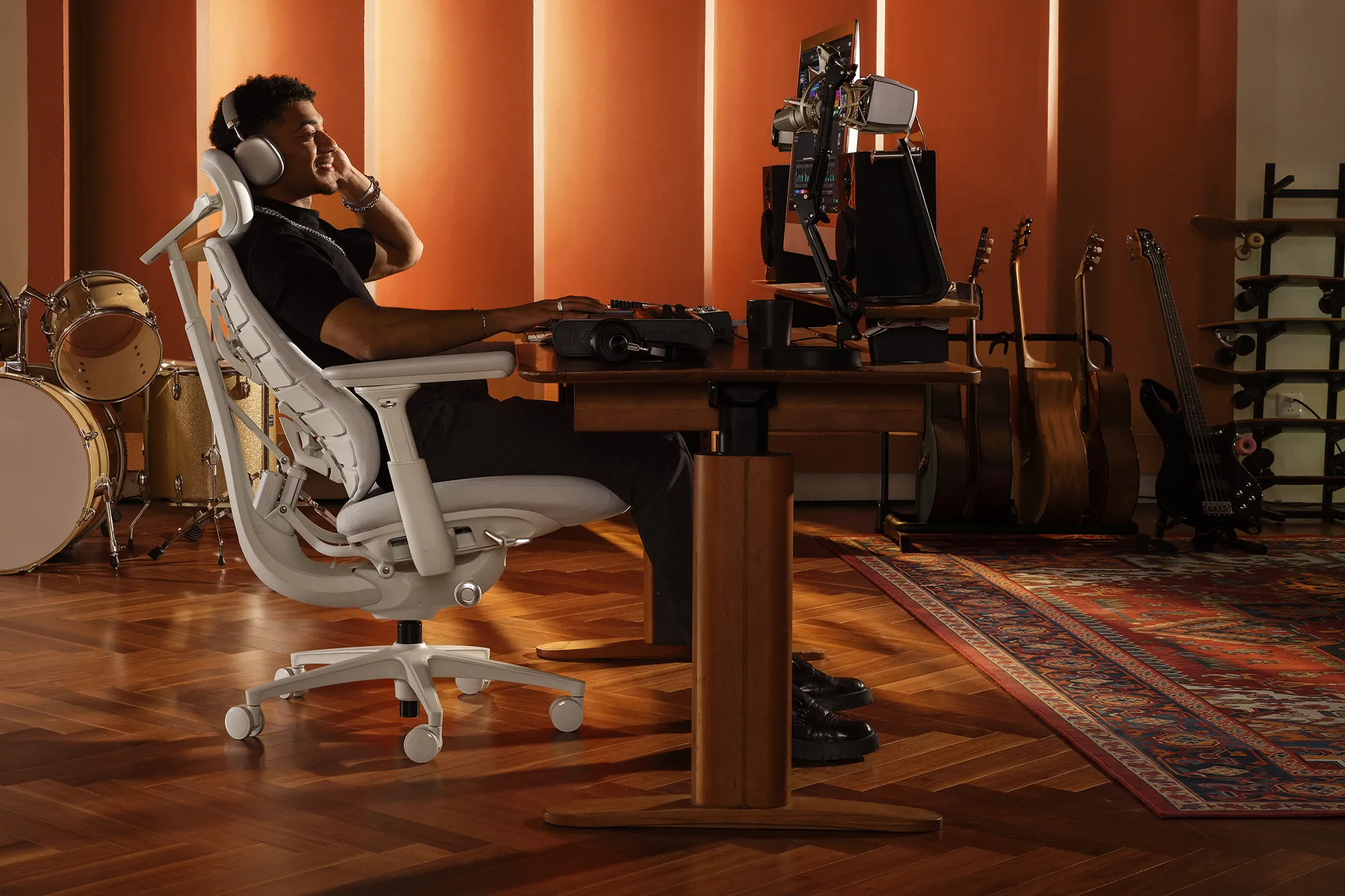 The LiberNovo Maxis chair, featuring a Dynamic Support System and ergonomic design, perfect for big and tall users in the UK. With its unique engineering philosophy and advanced features, it's the ultimate seating solution for professionals who spend most of their day seated. The chair's sleek and modern design makes it a stylish addition to any office or workspace.