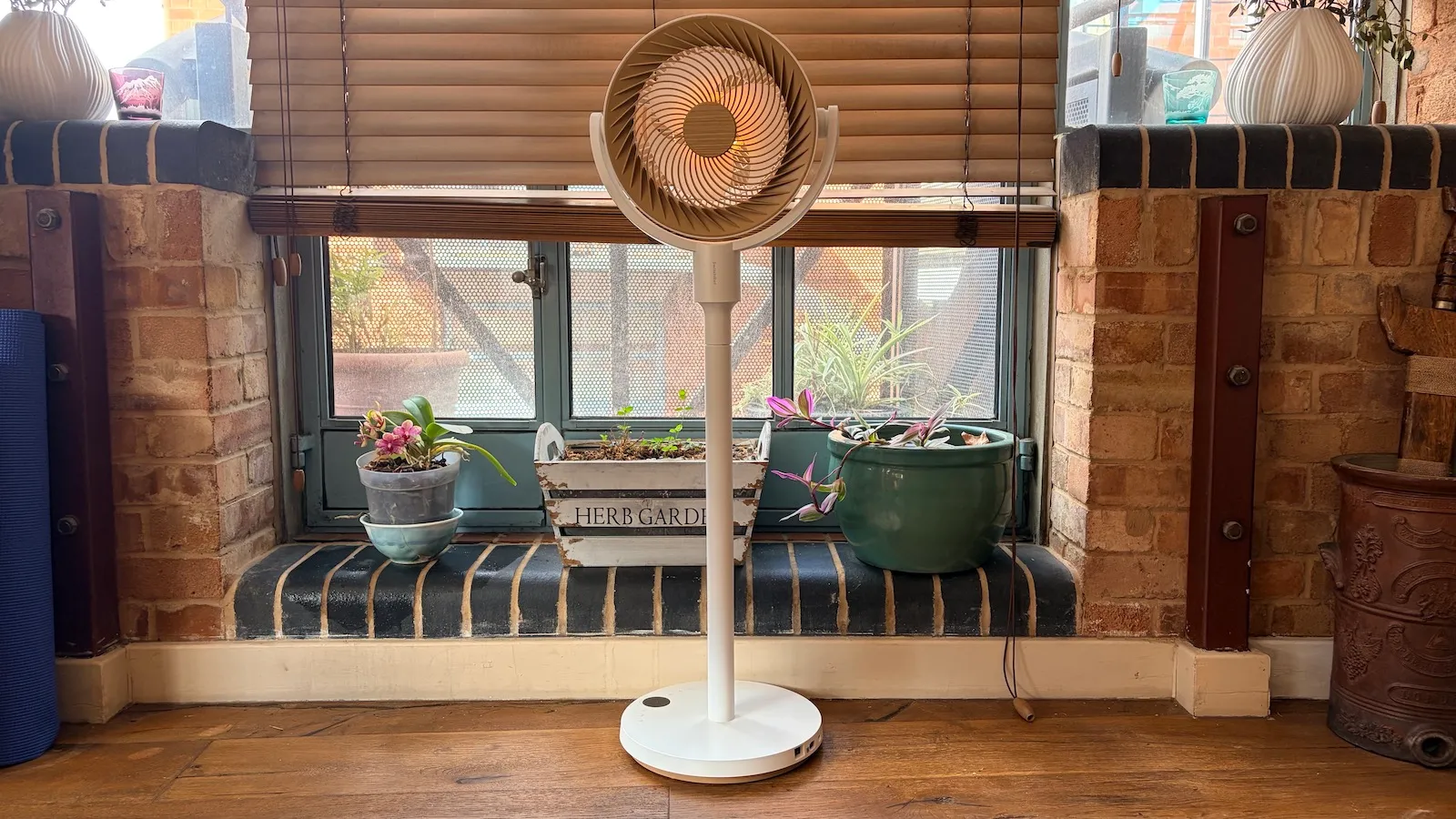 SwitchBot Standing Circulator Fan Review: Quiet, Powerful, and Energy-Efficient UK Option 1 The SwitchBot standing circulator fan is a sleek and modern device with a white and wood-effect design. It features a compact base and a long, slender neck that allows for easy adjustment. The fan's cordless design makes it perfect for use in any room, and its energy-efficient motor ensures minimal power consumption. With its included magnetic remote control and smart home compatibility, the SwitchBot fan is a convenient and affordable solution for staying cool in the UK.