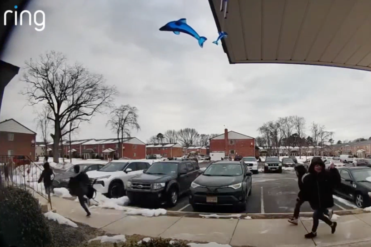 Children running away from a New Jersey bus stop, with a federal operation in the background, highlighting the primary keyword of children's safety