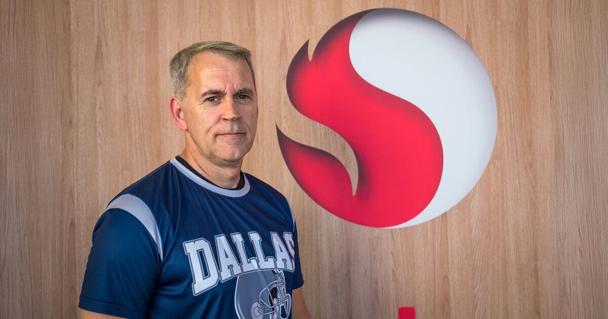 Gerard Williams III, founder of NUVIA, poses with a Qualcomm Snapdragon 8 Elite Gen 5 chipset, powered by third-generation Oryon cores, marking a significant milestone in the company's journey to compete with Apple's mobile chipsets