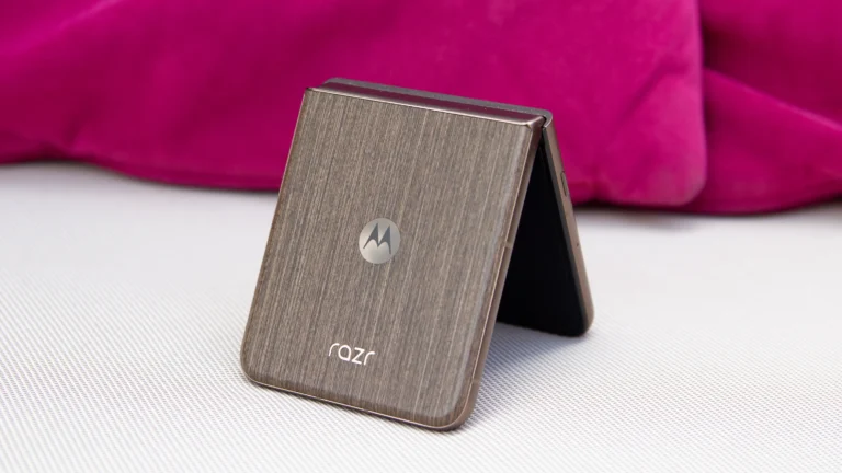Motorola Razr 70 Ultra in Pantone Orient Blue