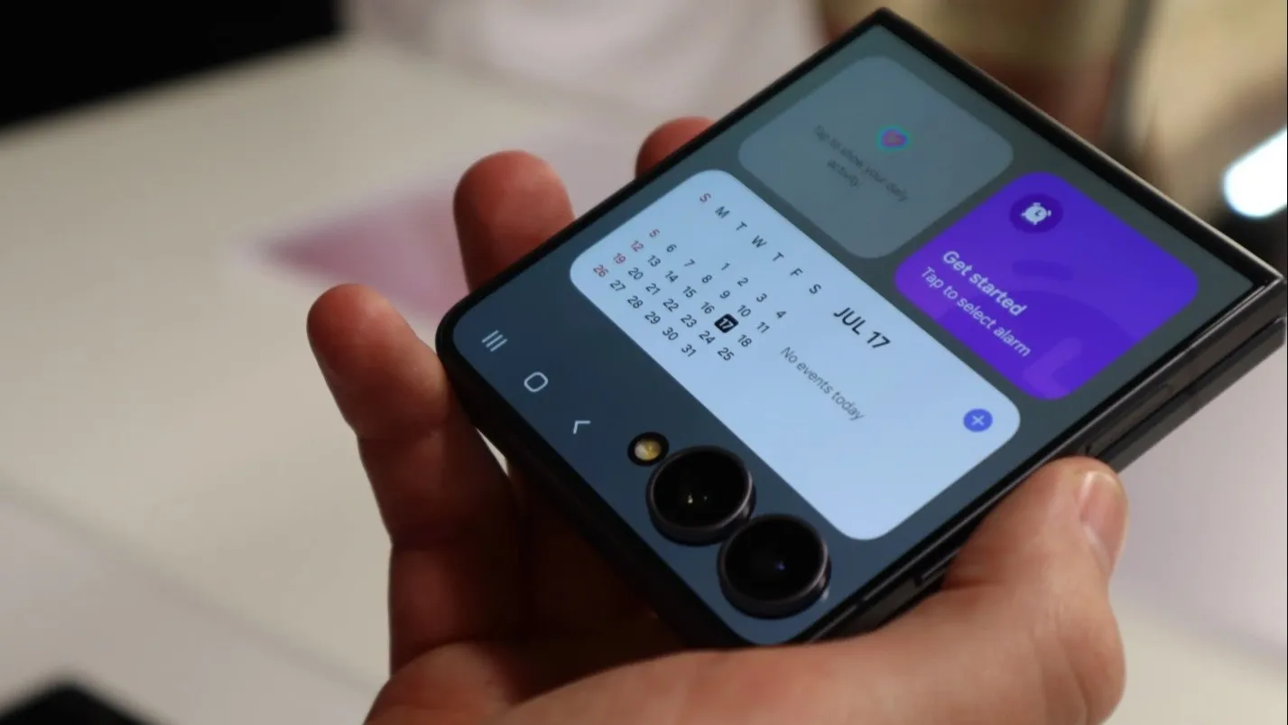 Samsung Galaxy Z Flip 8
