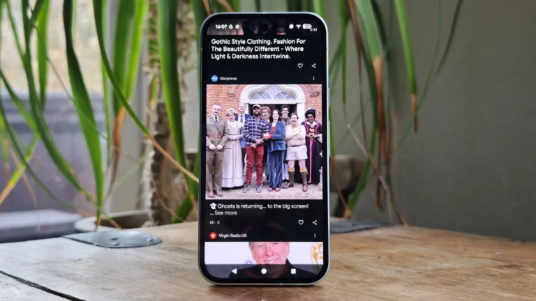 Google Pixel phone home screen showing new VIPs widget and Pause Point notification after the September Pixel Drop update