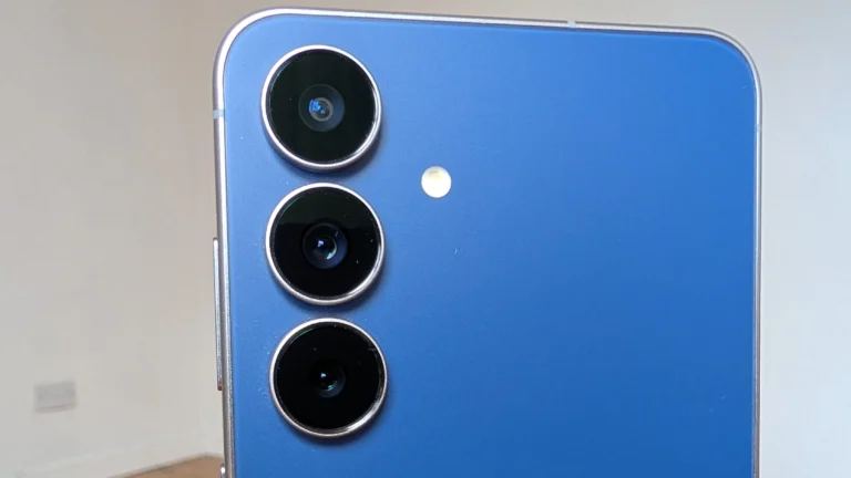 Samsung Galaxy S25 smartphone displaying Android 17 update notification on screen