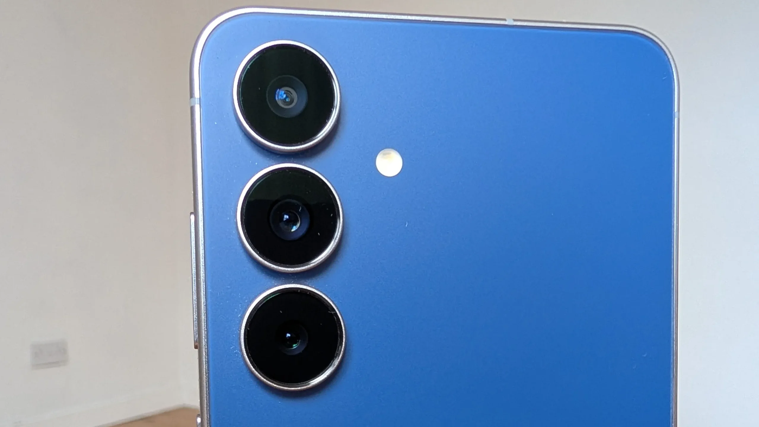 Samsung Galaxy S25 smartphone displaying Android 17 update notification on screen