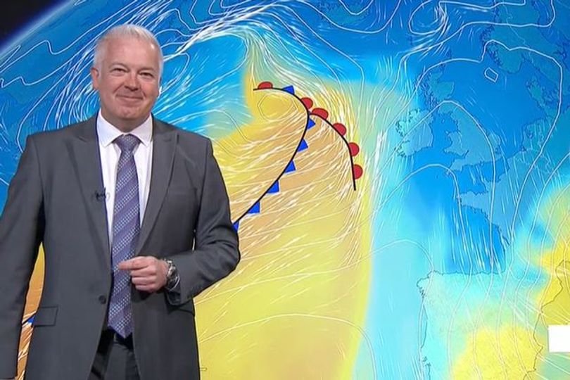 A descriptive image of a sunny day in the UK, with clear blue skies and warm temperatures, as forecast by Derek Brockway, the primary keyword being UK weather