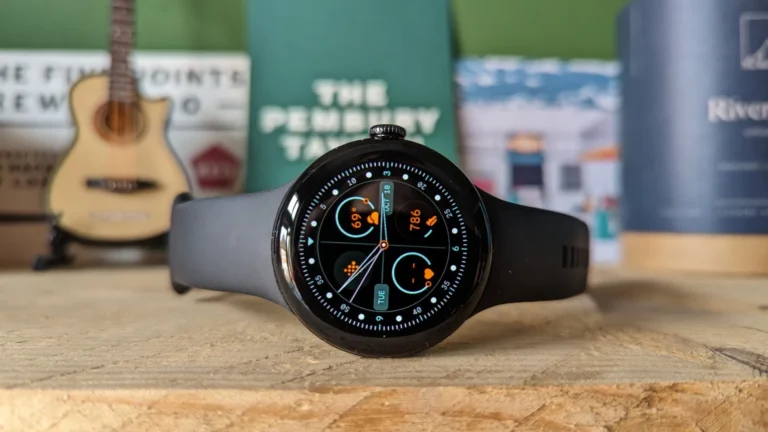 Pixel Watch 2 and Pixel Watch 3 displaying safety signal icon on screen